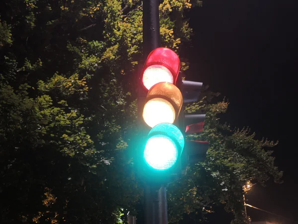 夜间的交通灯显示红色、黄色和绿色 — 图库照片