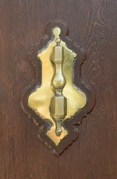 มือจับประตูทองเหลืองบนประตูไม้ — ภาพถ่ายสต็อก