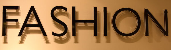 Черный текст Fashion cast shadow on gloden background
