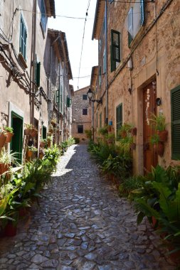 Valldemossa Mallorca üzerinde dar sokaktan görüntülemek