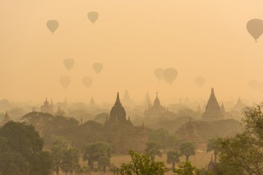 Sıcak hava balonu üzerinde düz Bagan puslu sabah sunr önce
