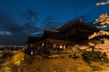 Kiyomizu dera Tapınağı, baharda yanar