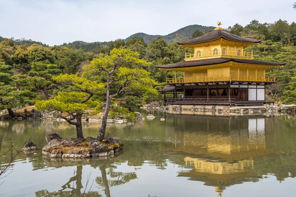 Kinkaku-ji, o Pavilhão de Ouro, templo budista em Kyoto, Japão — Fotografia de Stock