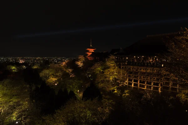 किओमिझू मंदिर, वसंत ऋतूमध्ये प्रकाश — स्टॉक फोटो, इमेज