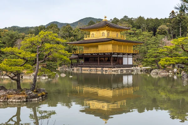 Kinkaku-ji, el Pabellón de Oro, templo budista en Kyoto, Japón — Foto de Stock