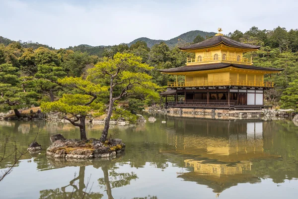 Kinkaku-ji, el Pabellón de Oro, templo budista en Kyoto, Japón — Foto de Stock