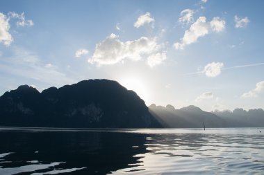 Güneşin doğuşunu dağın Khao Sok Milli Parkı, Surat Thani, arkasında 