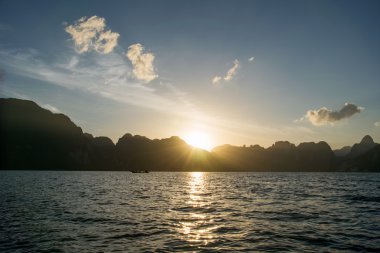 Güneşin doğuşunu dağın Khao Sok Milli Parkı, Surat Thani, arkasında 