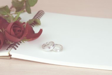 Kırmızı gül ve yüzük hediye Sevgililer günü için