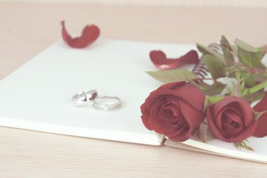 Sevgililer günü için kırmızı gül ve yüzük hediye 