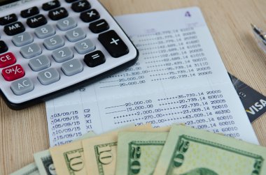 Hesap makinesi ve banka hesap cüzdanı Doları banknot ile kalem