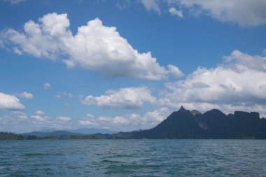 Ratchaprapha Barajı Khao Sok n siste arkasında güzel dağlar