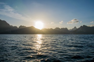Güneşin doğuşunu dağın Khao Sok Milli Parkı, Surat Thani, arkasında 