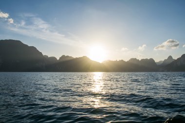 Güneşin doğuşunu dağın Khao Sok Milli Parkı, Surat Thani, arkasında 