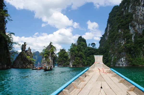 Eiland water in Ratchaprapha Dam in Khao Sok nationaal Park, Sura — Stockfoto