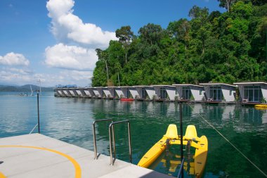 Bağlantı noktası ve yüzen ev watercycle ile Ratchaprapha Da feribot