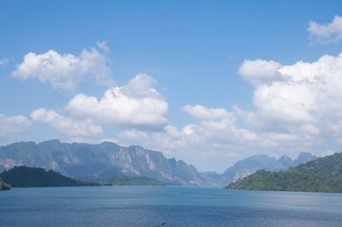 Ratchaprapha Barajı Khao Sok n siste arkasında güzel dağlar