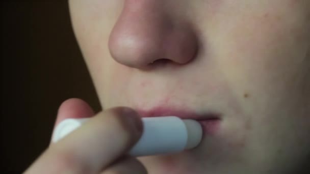 Junger Mann, der Chapstick aufträgt - hygienischer Lippenstift. Nahaufnahme — Stockvideo