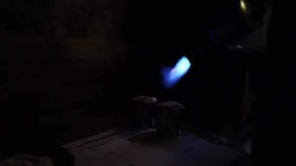 Fabrication de café crème Brulee avec du sucre caramélisé sur le dessus 