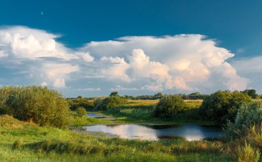 göl ve bulutlar, yaz yatay.