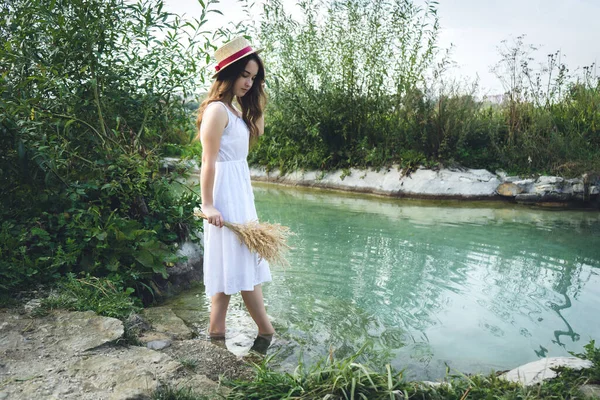 Une Jeune Fille Robe Blanche Par Une Journée Ensoleillée Entre — Photo