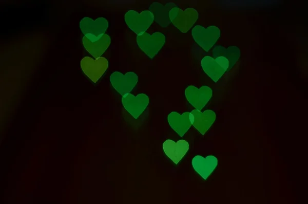 Grüner Hintergrund mit Bokeh. Hintergrund zum Valentinstag — Stockfoto