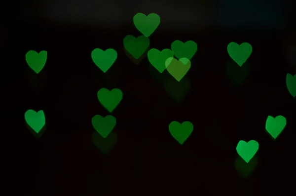 Grüner Hintergrund mit Bokeh. Hintergrund zum Valentinstag — Stockfoto