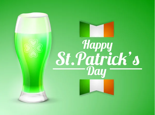 Cartão de saudação do dia de São Patrício com um copo de cerveja em um fundo verde . — Fotografia de Stock