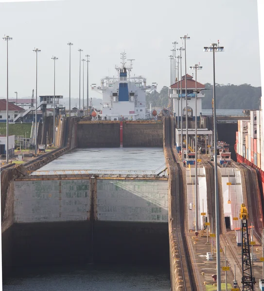 Hajó, hajózás a panama-csatorna — Stock Fotó