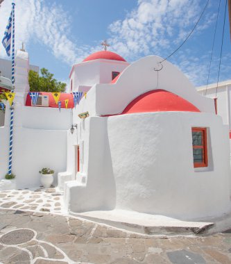 Kırmızı Mykonos Yunanistan üzerinde bina tavanlı. Mayıs 2016