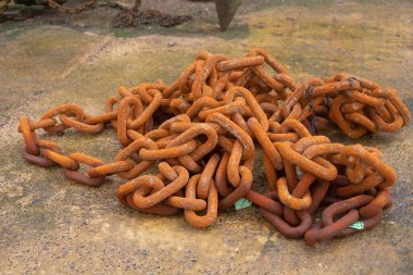 Uzun zaman önce pas kaplı devasa gemi zincirleri oluştu..