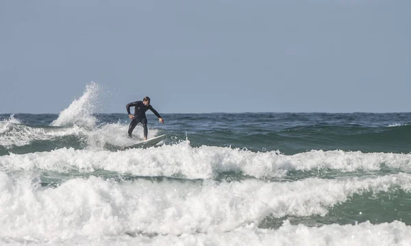 Surfer Ιππασία Έμβλημα Ενός Κύματος Στο Fistral Beach Newquay Cornwall — Φωτογραφία Αρχείου