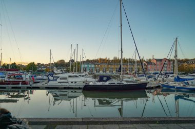 Portishead Marina 'daki derin sularda yansıması olan geniş yelkenli ve tekneler.