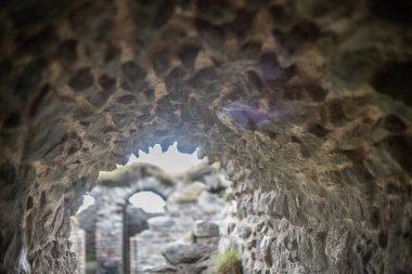 Kalay madenciliği yaparken arseniğin üretildiği odanın çatısı.