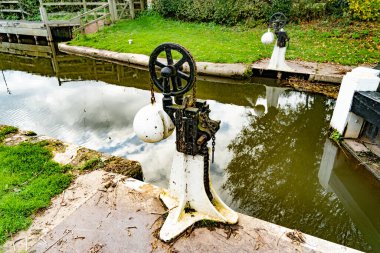 Açma mekanizmasının bir kısmı Bridgwater 'dan Taunton Kanalı' na kilitlenmiş.