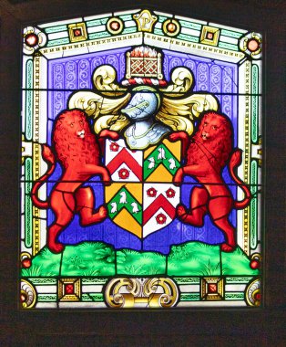 Montacute, Somerset, İngiltere 'de kırmızı aslanlar vitray penceresinde.