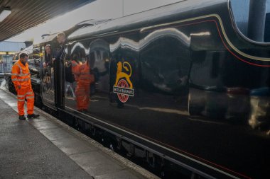 ünlü Glenfinnan viyadük üzerinde Fort William ve Mallaig arasında giden buhar treni
