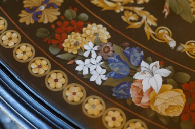 Güzel işlemeli masa St Petersberg Rusya'da en iyi.