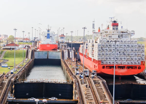 Контейнерные суда Панамского канала — стоковое фото