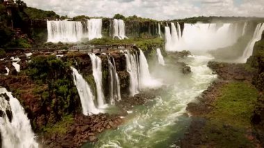Arjantin 'deki Iguazu Şelalesi - Brezilya sınırı, Dünya' nın Doğal Yedi Harikası ve UNESCO Dünya Mirası Bölgesi 'nden biridir. Yüksek kalite 4k görüntü