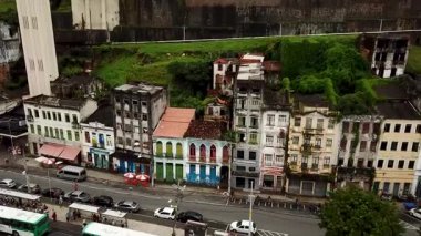 Salvador, Bahia 'nın hava aracı görüntüleri Brezilya şehir merkezinde, Largo do Pelourinho, Centro Historico. Depresyon, eski ve kirli binalar. Yüksek kalite 4k görüntü