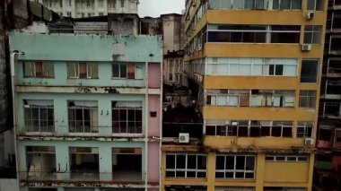 Salvador, Bahia 'nın hava aracı görüntüleri Brezilya şehir merkezinde, Largo do Pelourinho, Centro Historico. Depresyon, eski ve kirli binalar. Yüksek kalite 4k görüntü