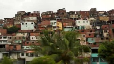 Brezilya Favela, Rio de Janeiro yakınlarında dağları olan renkli evler. Yüksek kalite 4k görüntü