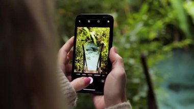 Turkuaz gölünün telefonunda fotoğraf çekiyorum. Fervedouro do Ceica, nehir kaynağı Jalapao bölgesinde turistik bir yer. Yüksek kalite 4k görüntü