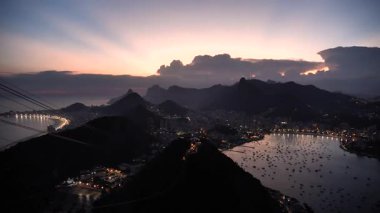 Sugarloaf Dağı 'ndan Rio de Janeiro' nun arka planında yıldırım olan akşam manzarası. Brezilya ekmekleri. Yüksek kalite 4k görüntü