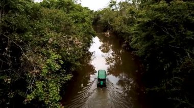 Brezilya 'da Manaus yakınlarındaki Amazon nehrinde tekne gezintisi. Hava aracı görüntüleri. Yüksek kalite 4k görüntü