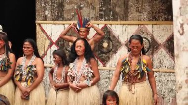 Manaus, Brezilya - 01 07 2026: Tatuyo yerli köyünden tüm aile. Manaus, Brezilya yakınlarındaki Amazonlar. Yüksek kalite 4k görüntü