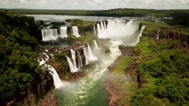 Arjantin 'deki Iguazu Şelalesi - Brezilya sınırı, Dünya' nın Doğal Yedi Harikası ve UNESCO Dünya Mirası Bölgesi 'nden biridir. Yüksek kalite 4k görüntü