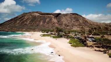 Volkanla sahnelenen Sandy Plajı. Honolulu 'nun doğu yakası. Turkuaz kristal temiz okyanus ve güzel yol. İHA görüntüleri, Oahu Hawaii. Yüksek kalite 4k görüntü