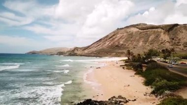 Volkanla sahnelenen Sandy Plajı. Honolulu 'nun doğu yakası. Turkuaz kristal temiz okyanus ve güzel kıyı yolu. İHA görüntüleri, Oahu Hawaii. Yüksek kalite 4k görüntü